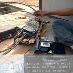 Pekerjaan penyambungan fiber optik dengan fusion splicer di lapangan