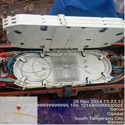 Splice closure fiber optik dengan core warna-warni
